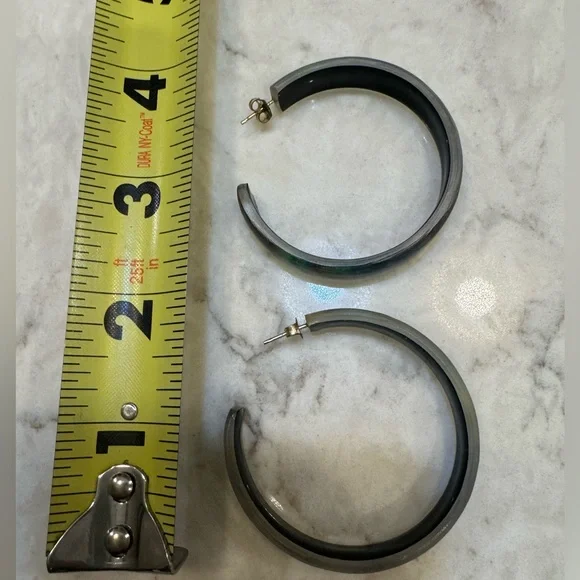 Alexis Bittar RARE peacock feather lucite 2” hoop earrings STUNNING - Picture 3 of 9